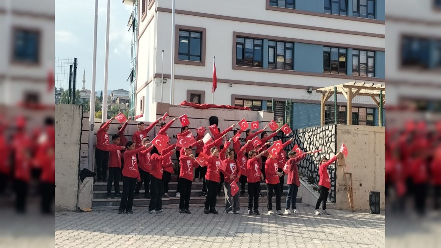 rencilerin 29 Ekim gsterisi byk beeni toplad