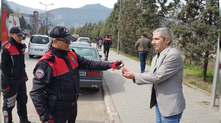 Polis lmek mi istiyorsunuz? diye uyard yallar kolonya skarak evlerine gnderdi