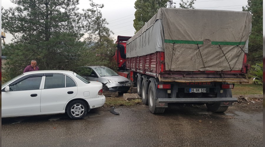 Yoldan kan tr park halindeki otomobilleri biti