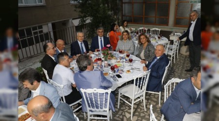 Gle ailesi ky meydannda protokole ve halka iftar verdi 