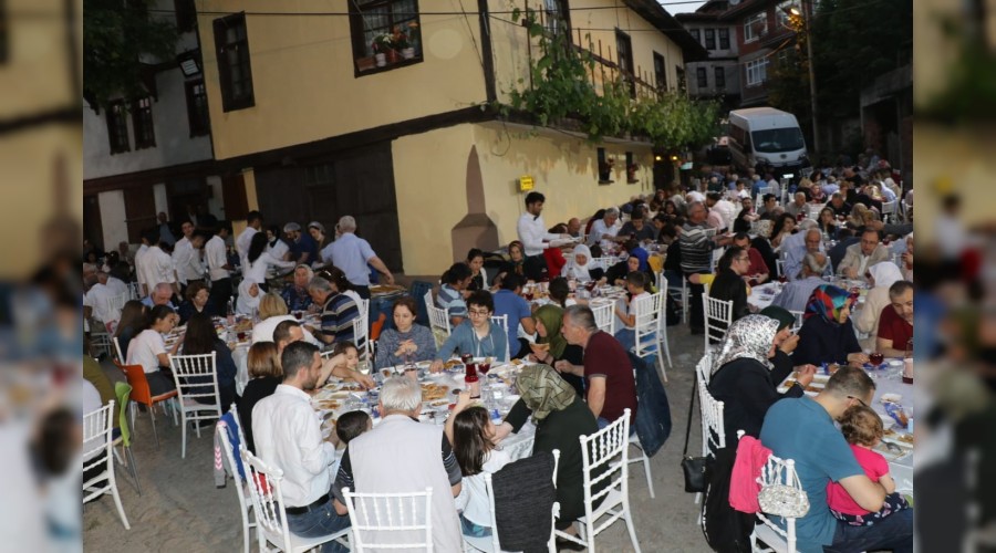 Gle ailesi ky meydannda protokole ve halka iftar verdi 