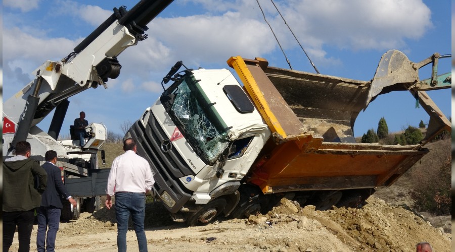 Hafriyat boaltan kamyon devrildi: 1 yaral