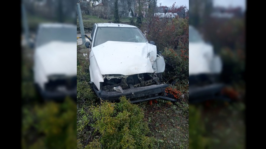 Kamyonet ile �arp��an otomobildeki 3 ki�i yaraland�