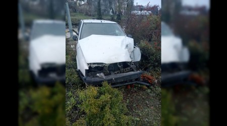 Kamyonet ile �arp��an otomobildeki 3 ki�i yaraland�