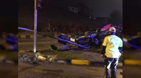 Kayganlaan yolda trafik lambalarna arparak durabildi