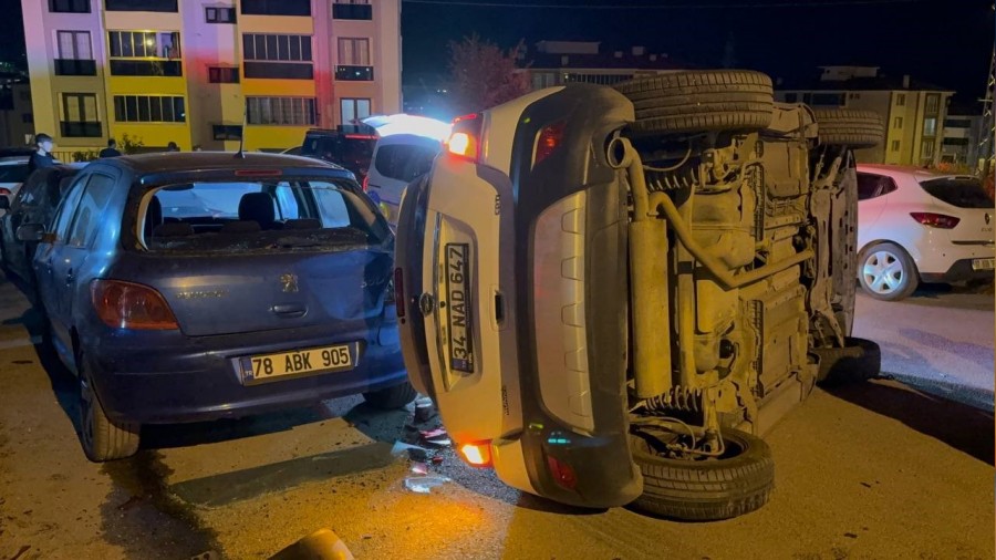 Kazada yan yatan otomobilin altnda kalmaktan son anda kurtuldu