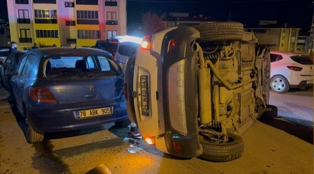 Kazada yan yatan otomobilin altnda kalmaktan son anda kurtuldu