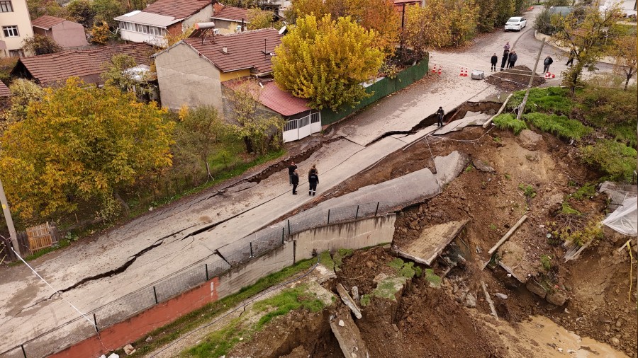 Okul inaatnn yannda ken yol dronla grntlendi