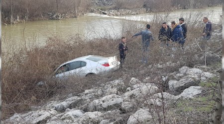 Otomobili sulara gmlmekten allklar kurtard