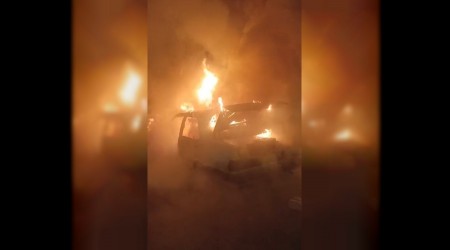 Park halindeki otomobil alev topuna d�nd�