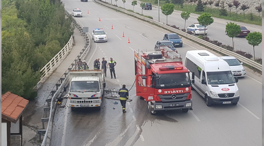 Seyir halindeki kamyonetin kasas alev ald