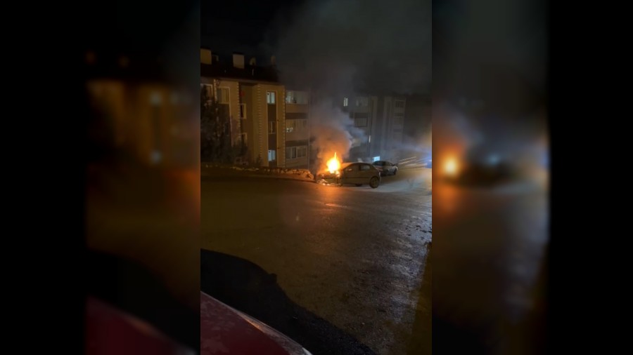 �stinat duvar�na �arpan otomobil alev ald�