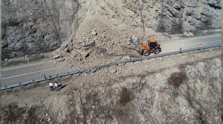 Karabk- Zonguldak kara yolunda heyelan