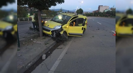 Lastii patlayan ticari taksi kar eride geip aaca arpt: 2 yaral