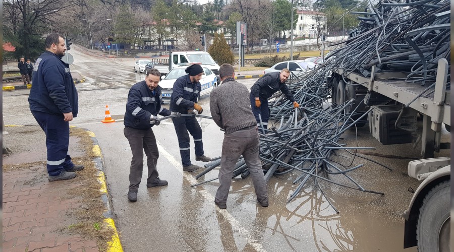 Trdan devrilen demirler yolu kapatt