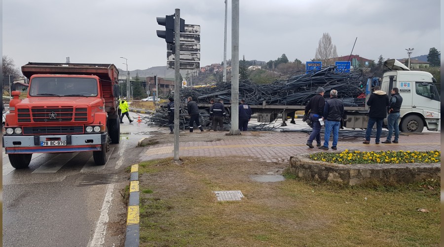 Trdan devrilen demirler yolu kapatt