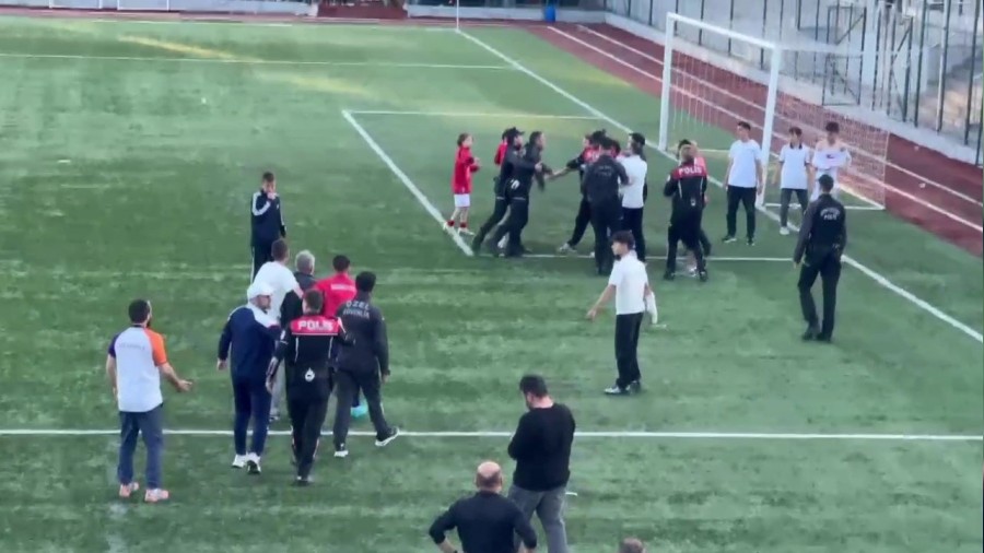 U-15 Futbol Ligi ampiyonluk manda saha kart