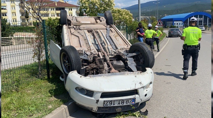 Yoldan kan otomobil devrildi: 2 yaral