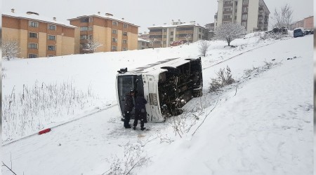 i servisi kayarak devrildi