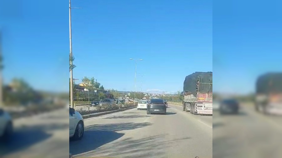 Trafikte defalarca �erit de�i�tirerek makas att�