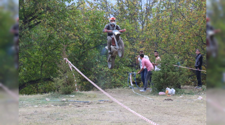 Yazky deki Motokros yarmalar nefes kesti