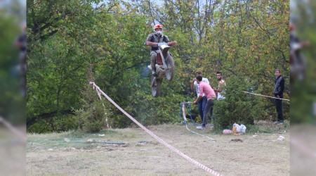 Yazky deki Motokros yarmalar nefes kesti