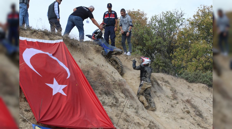 Yazky deki Motokros yarmalar nefes kesti