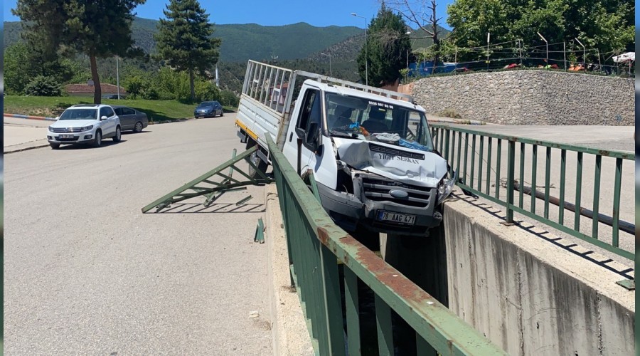 Freni boalan kamyonet su kanalnda asl kald