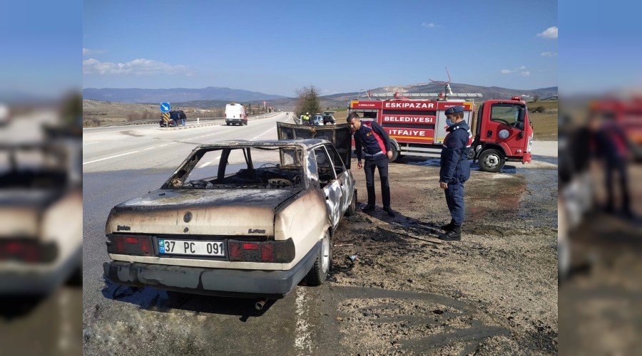 Seyir halindeki otomobil alev alev yand