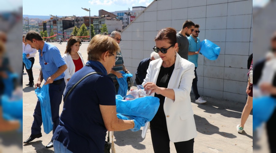 Bakan Kse, kent meydannda temizlik yapt