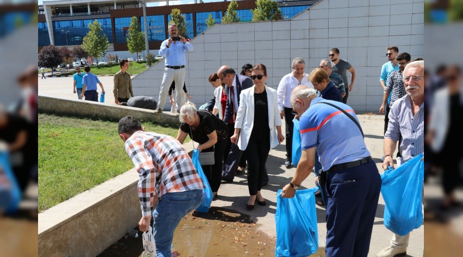 Bakan Kse, kent meydannda temizlik yapt