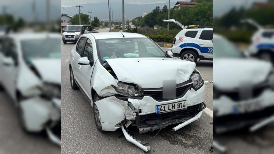 Kavakta iki otomobil arpt: 3 yaral