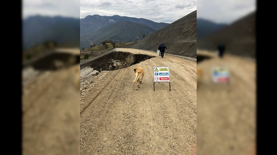 �enler K�y� yolu heyelan nedeniyle ula��ma kapand�