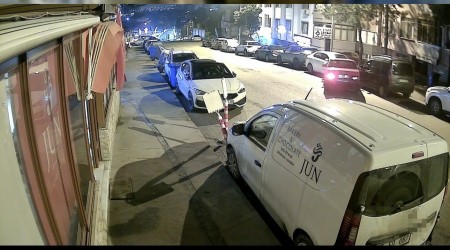 Alkoll� s�r�c� park halindeki 5 araca �arp�p ka�t�