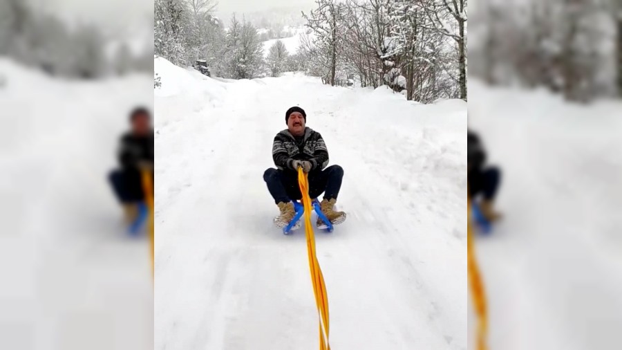 Trakt�re ba�lanan k�zaklarla g�n boyu kayak yapt�lar