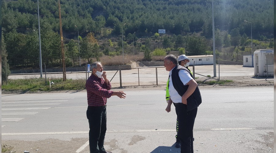 Trafik kazas sonras sosyal mesafeyi koruyarak dakikalarca tarttlar